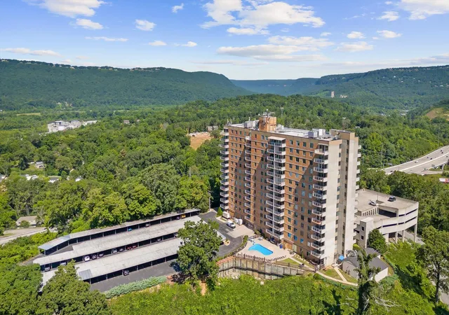 Listing Photo 2 - Condo for sale in building located at 1131 Stringers Ridge Rd, Chattanooga, TN 37405 - Unit #7h