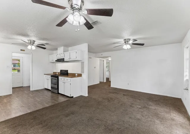 Photo 3 of Single family home for sale at 302 Harris St, Smithville, TX 78957 | MLS# 7110006 | Listing updated on 2026-09-16