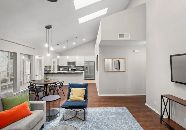 Listing Photo 5 - Condo for sale in building located at 3809 Spicewood Springs Rd, Austin, TX 78759 - Unit #137