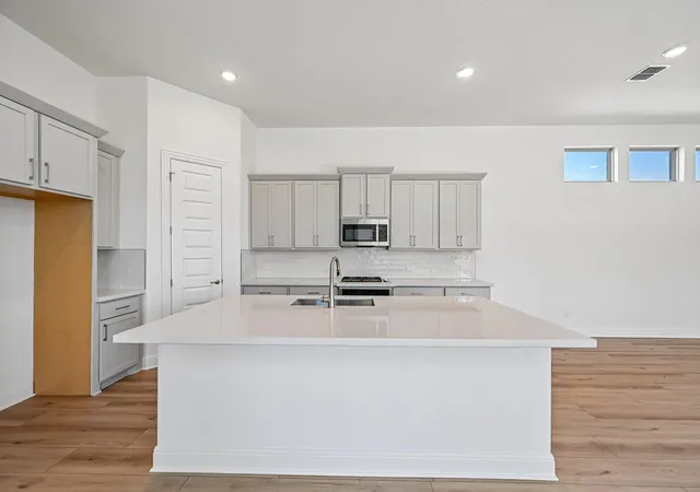 Photo 2 of Single family home for sale at 129 Royal Fern Rd, Hutto, TX 78634 | MLS# 1506106 | Listing updated on 2026-09-16