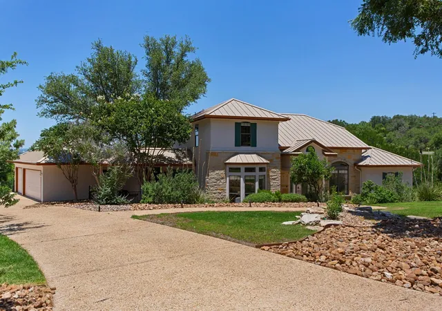 Photo 3 of Single family home for sale at 1121 Kings Cvs Dr, Canyon Lake, TX 78133 | MLS# 2553069 | Listing updated on 2026-09-08