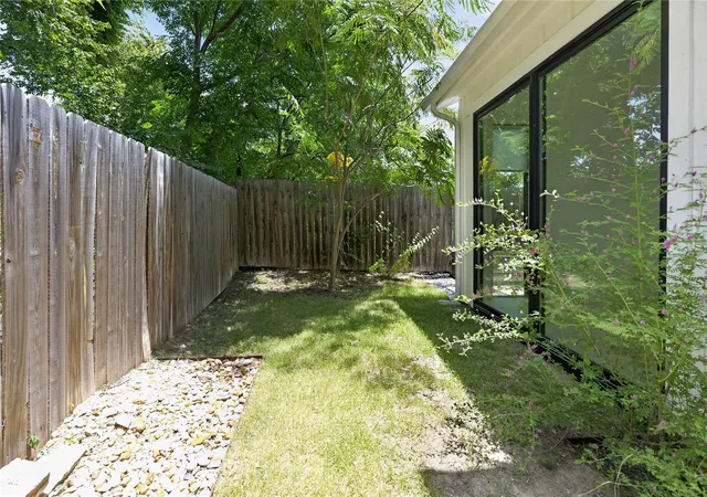 Listing Photo 2 - Condo for sale in building located at 1816 Adina St, Austin, TX 78721 - Unit #2