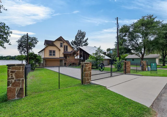 Photo 3 of Single family home for sale at 1002 Scenic Loop, Kingsland, TX 78639 | MLS# 1476891 | Listing updated on 2026-10-11