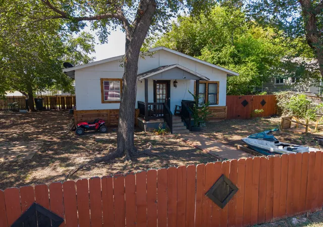 Photo 1 of Single family home for sale at 806 E 4th Street, Georgetown, TX 78626 | MLS# 5584028 | Listing updated on 2026-09-17