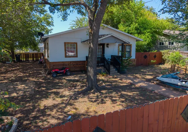 Photo 2 of Single family home for sale at 806 E 4th Street, Georgetown, TX 78626 | MLS# 5584028 | Listing updated on 2026-09-17