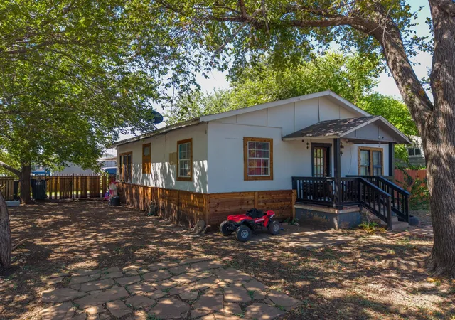 Photo 3 of Single family home for sale at 806 E 4th Street, Georgetown, TX 78626 | MLS# 5584028 | Listing updated on 2026-09-17