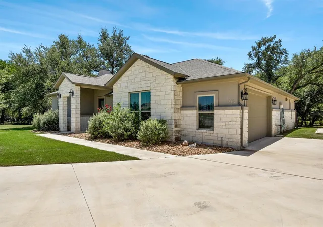 Photo 4 of Single family home for sale at 213 Lost Prairie Trl, Liberty Hill, TX 78642 | MLS# 1308911 | Listing updated on 2026-10-08