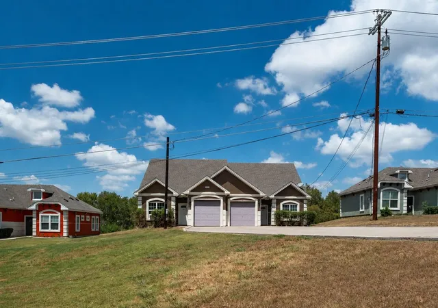Photo 3 of House for sale at 404 Mesa Dr, Del Valle, TX 78617 | MLS# 4178636 | Listing updated on 2026-09-17