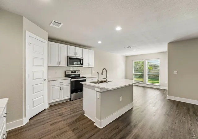 Photo 3 of Single family home for sale at 20102 Lee Ln, Lago Vista, TX 78645 | MLS# 1727523 | Listing updated on 2026-09-16