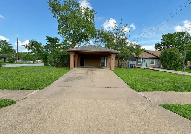 Listing Photo 3 - Condo for sale in building located at 6201 Berkett Cv, Austin, TX 78745