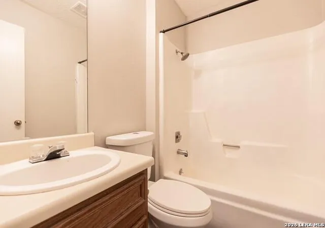 Listing Photo 2 - Condo for sale in building located at 6201 Berkett Cv, Austin, TX 78745