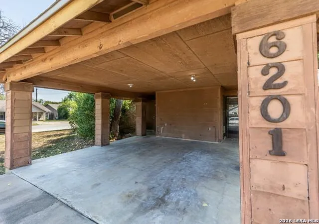 Listing Photo 4 - Condo for sale in building located at 6201 Berkett Cv, Austin, TX 78745