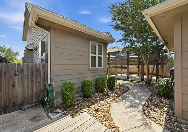 Photo 4 of Single family home for sale at 814 Silo St, San Marcos, TX 78666 | MLS# 6462467 | Listing updated on 2026-09-08