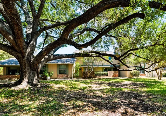 Townhouse for sale at 911 W Village Ln, Austin, TX 78758 | MLS# 1577405