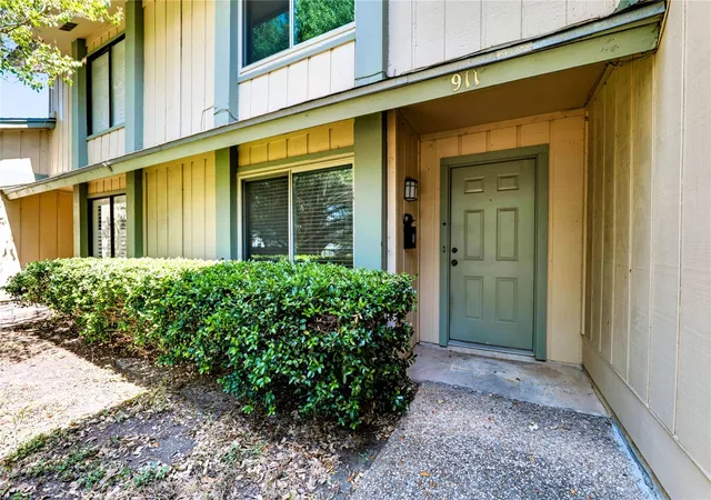 Photo 4 of Townhouse for sale at 911 W Village Ln, Austin, TX 78758 | MLS# 1577405 | Listing updated on 2026-09-17
