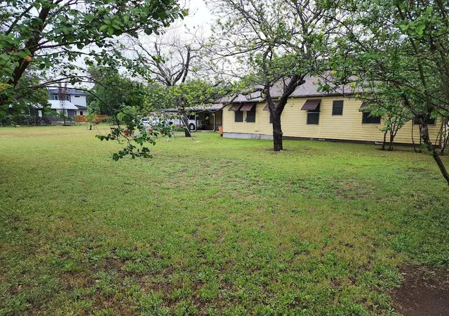 Photo 4 of Single family home for sale at 808 Montopolis Dr, Austin, TX 78741 | MLS# 5244041 | Listing updated on 2026-09-18