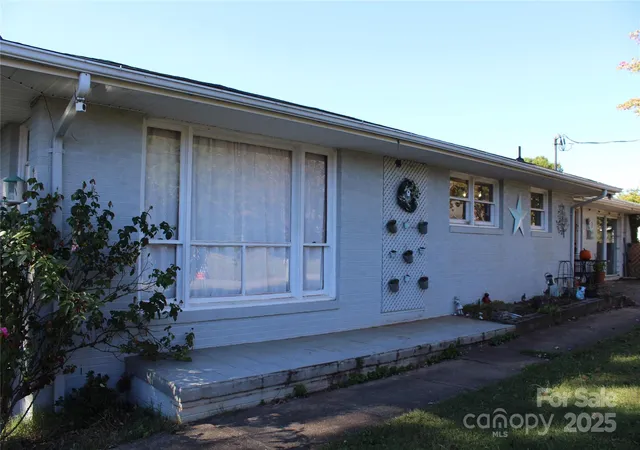 Photo 1 of Single family home for sale at 107 N Matthews St, Morganton, NC 28655 | MLS# 4310821 | Listing updated on 2026-09-16