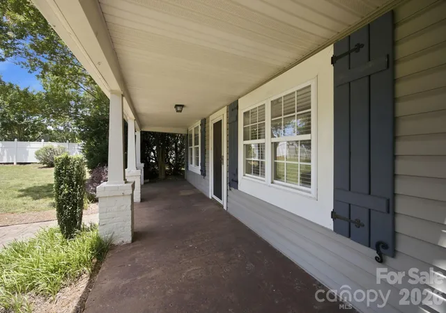 Photo 3 of Single family home for sale at 19428 Zion Ave, Cornelius, NC 28031 | MLS# 4314350 | Listing updated on 2026-09-16