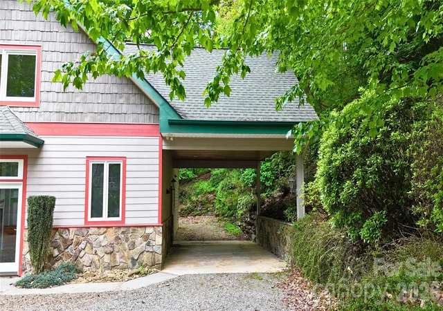 Photo 3 of Single family home for sale at 905 Old Fiddle Rd, Waynesville, NC 28786 | MLS# 4321472 | Listing updated on 2026-09-17