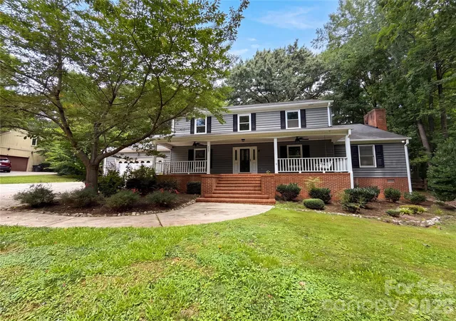 Photo 1 of Single family home for sale at 3029 Southampton Cir, Gastonia, NC 28056 | MLS# 4354399 | Listing updated on 2026-10-01