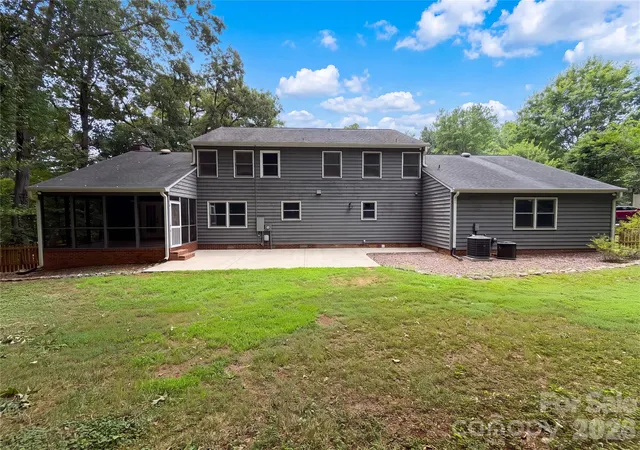 Photo 4 of Single family home for sale at 3029 Southampton Cir, Gastonia, NC 28056 | MLS# 4354399 | Listing updated on 2026-10-01