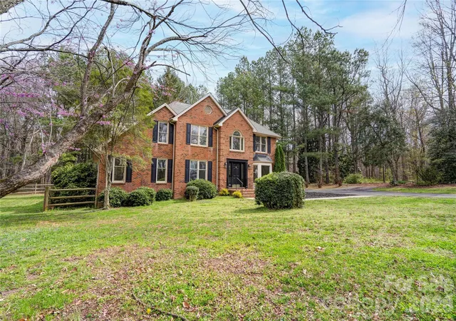 Photo 3 of Single family home for sale at 124 Gold Run Ct, Kings Mountain, NC 28086 | MLS# 4355578 | Listing updated on 2026-09-16