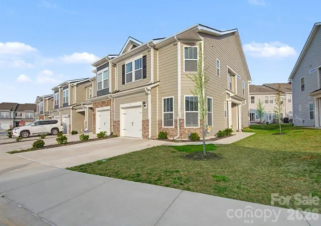 Photo 3 of Townhouse for sale at 33 Cedar Hl Rd, Hendersonville, NC 28792 | MLS# 4366130 | Listing updated on 2026-09-09