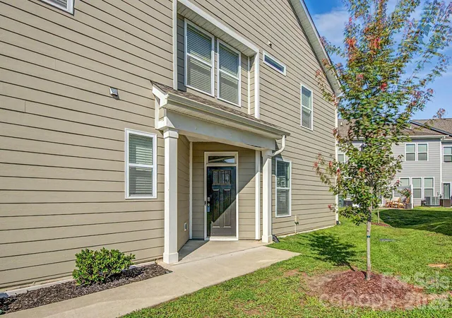 Photo 3 of Townhouse for sale at 33 Cedar Hl Rd, Hendersonville, NC 28792 | MLS# 4366130 | Listing updated on 2026-10-02