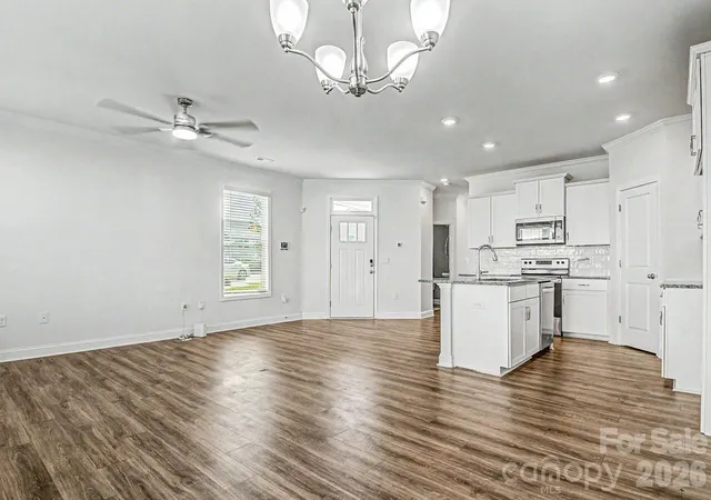 Photo 4 of Townhouse for sale at 33 Cedar Hl Rd, Hendersonville, NC 28792 | MLS# 4366130 | Listing updated on 2026-10-02