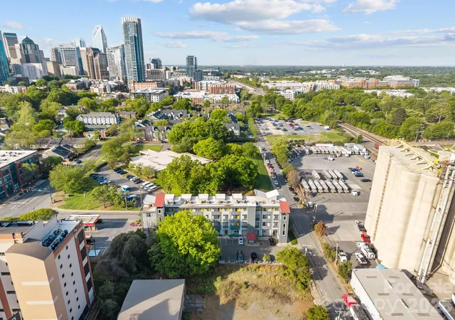 Listing Photo 2 - Condo for sale in building located at 514 W 10Th St, Charlotte, NC 28202 - Unit #403