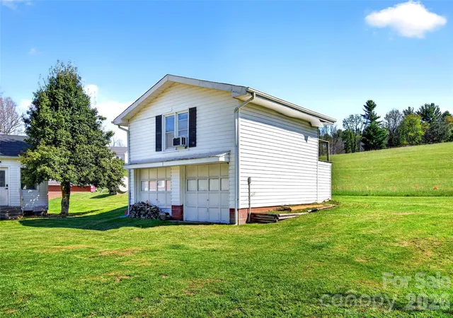 Photo 2 of Single family home for sale at 1511 White Oak Rd, Bakersville, NC 28705 | MLS# 4368563 | Listing updated on 2026-09-17