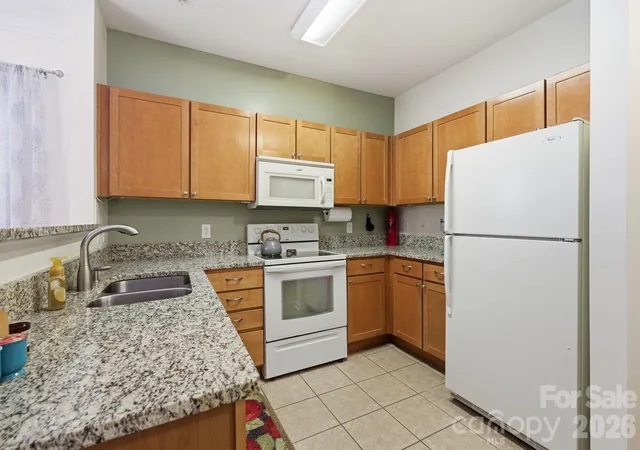 Listing Photo 5 - Condo for sale in building located at 528 Appeldoorn Cir, Asheville, NC 28803