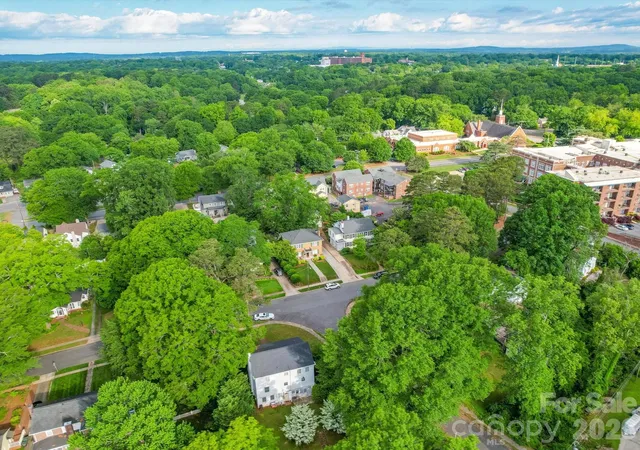 Photo 3 of Single family home for sale at 907 Edgewood Cir, Gastonia, NC 28052 | MLS# 4373699 | Listing updated on 2026-10-05