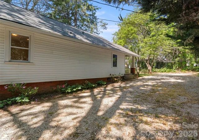 Photo 3 of Single family home for sale at 926 W Chapel Rd, Asheville, NC 28803 | MLS# 4374168 | Listing updated on 2026-10-01