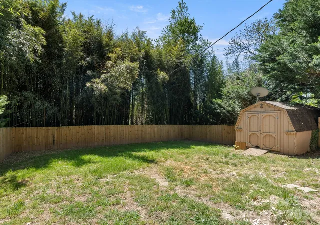 Photo 4 of Single family home for sale at 926 W Chapel Rd, Asheville, NC 28803 | MLS# 4374168 | Listing updated on 2026-10-01