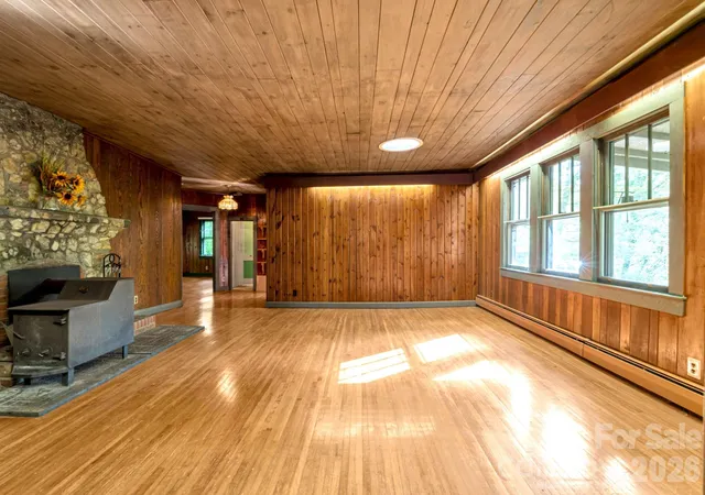 Photo 4 of Single family home for sale at 257 Pine St, Black Mountain, NC 28711 | MLS# 4374948 | Listing updated on 2026-09-08