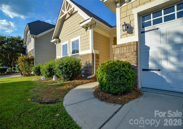 Photo 3 of Single family home for sale at 6720 Eastfield Park Dr, Charlotte, NC 28269 | MLS# 4375584 | Listing updated on 2026-10-15