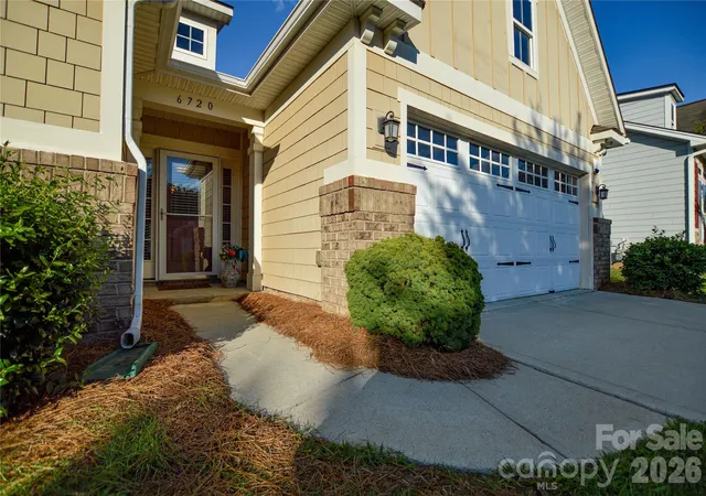 Photo 4 of Single family home for sale at 6720 Eastfield Park Dr, Charlotte, NC 28269 | MLS# 4375584 | Listing updated on 2026-10-15