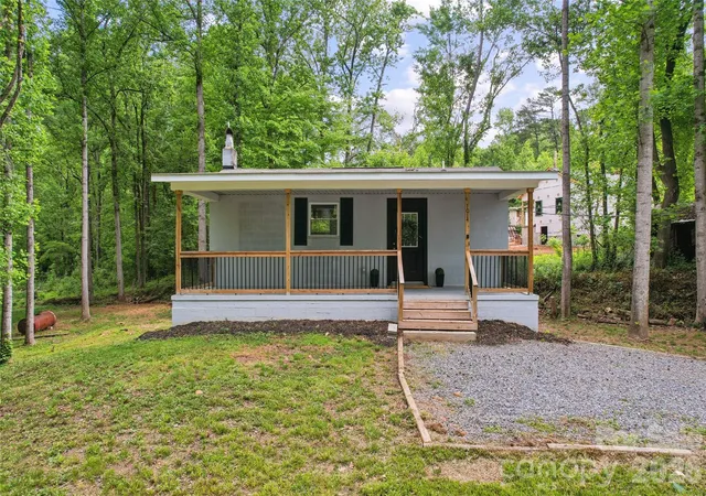 Photo 2 of Single family home for sale at 1014 N Mountain St, Cherryville, NC 28021 | MLS# 4376078 | Listing updated on 2026-09-29