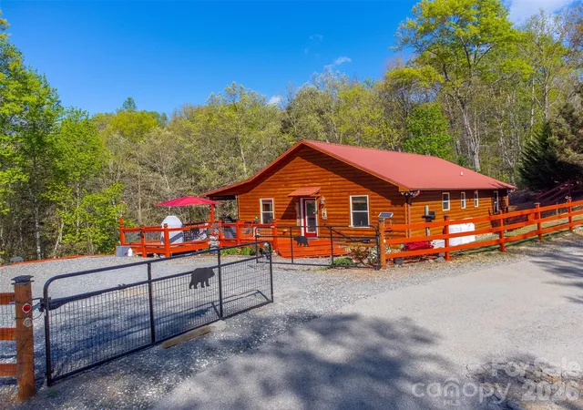 Photo 3 of Single family home for sale at 30 Sleepy Bear Ridge, Whittier, NC 28789 | MLS# 4378210 | Listing updated on 2026-09-17