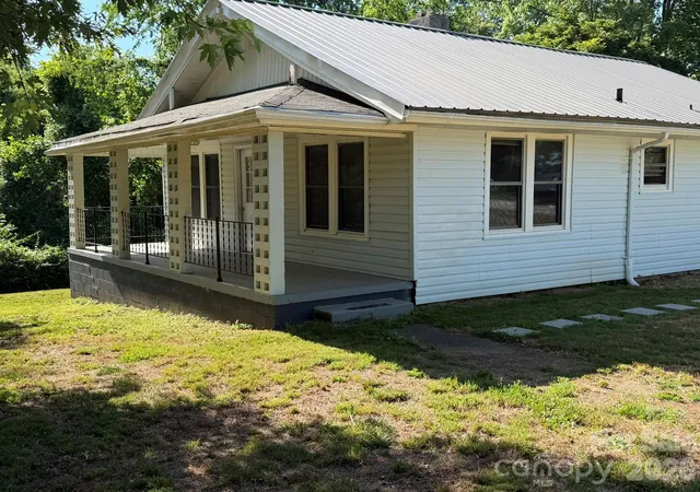 Photo 2 of Single family home for sale at 41 Oak Hl Dr, Asheville, NC 28806 | MLS# 4384194 | Listing updated on 2026-09-16