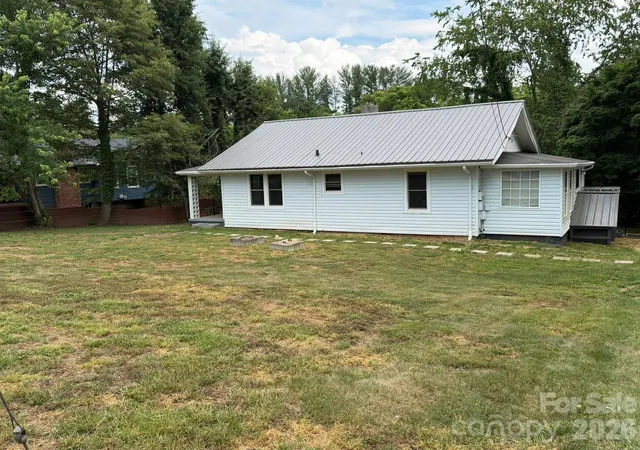 Photo 3 of Single family home for sale at 41 Oak Hl Dr, Asheville, NC 28806 | MLS# 4384194 | Listing updated on 2026-09-16