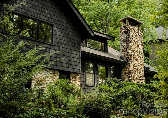 Photo 3 of Single family home for sale at 212 Se Shore Dr, Lake Toxaway, NC 28747 | MLS# 4384541 | Listing updated on 2026-09-17