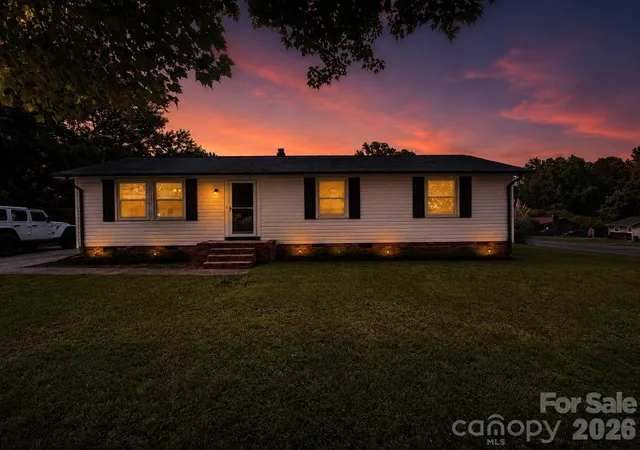 Photo 1 of Single family home for sale at 617 Oakwood Ln, Gastonia, NC 28056 | MLS# 4385772 | Listing updated on 2026-10-01
