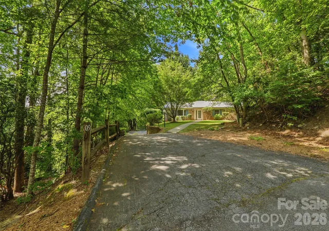 Photo 3 of Single family home for sale at 709 Forest Ridge Dr, Hendersonville, NC 28791 | MLS# 4388878 | Listing updated on 2026-09-17