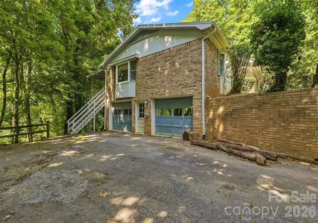 Photo 3 of Single family home for sale at 709 Forest Ridge Dr, Hendersonville, NC 28791 | MLS# 4388878 | Listing updated on 2026-09-17
