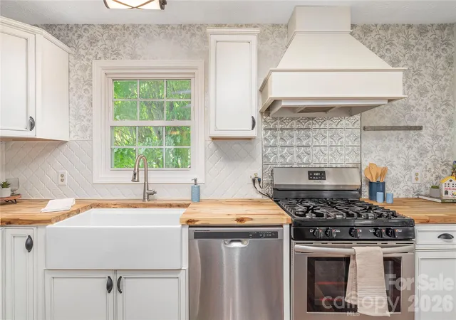 Photo 3 of Single family home for sale at 31 Granite Ln, Waynesville, NC 28786 | MLS# 4388905 | Listing updated on 2026-09-16