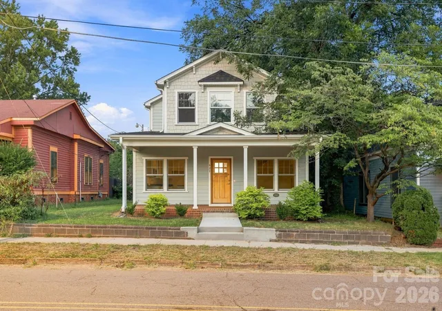 Photo 1 of Single family home for sale at 629 S Race St, Statesville, NC 28677 | MLS# 4389376 | Listing updated on 2026-09-09
