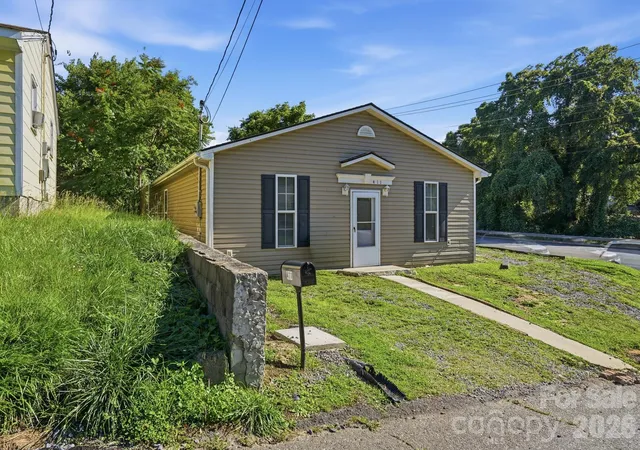 Photo 2 of Single family home for sale at 411 W Sullivan St, Gastonia, NC 28052 | MLS# 4389625 | Listing updated on 2026-09-17