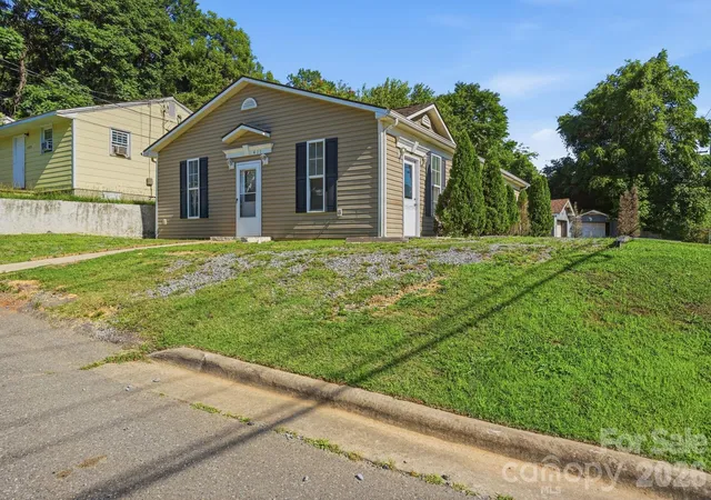 Photo 3 of Single family home for sale at 411 W Sullivan St, Gastonia, NC 28052 | MLS# 4389625 | Listing updated on 2026-09-17